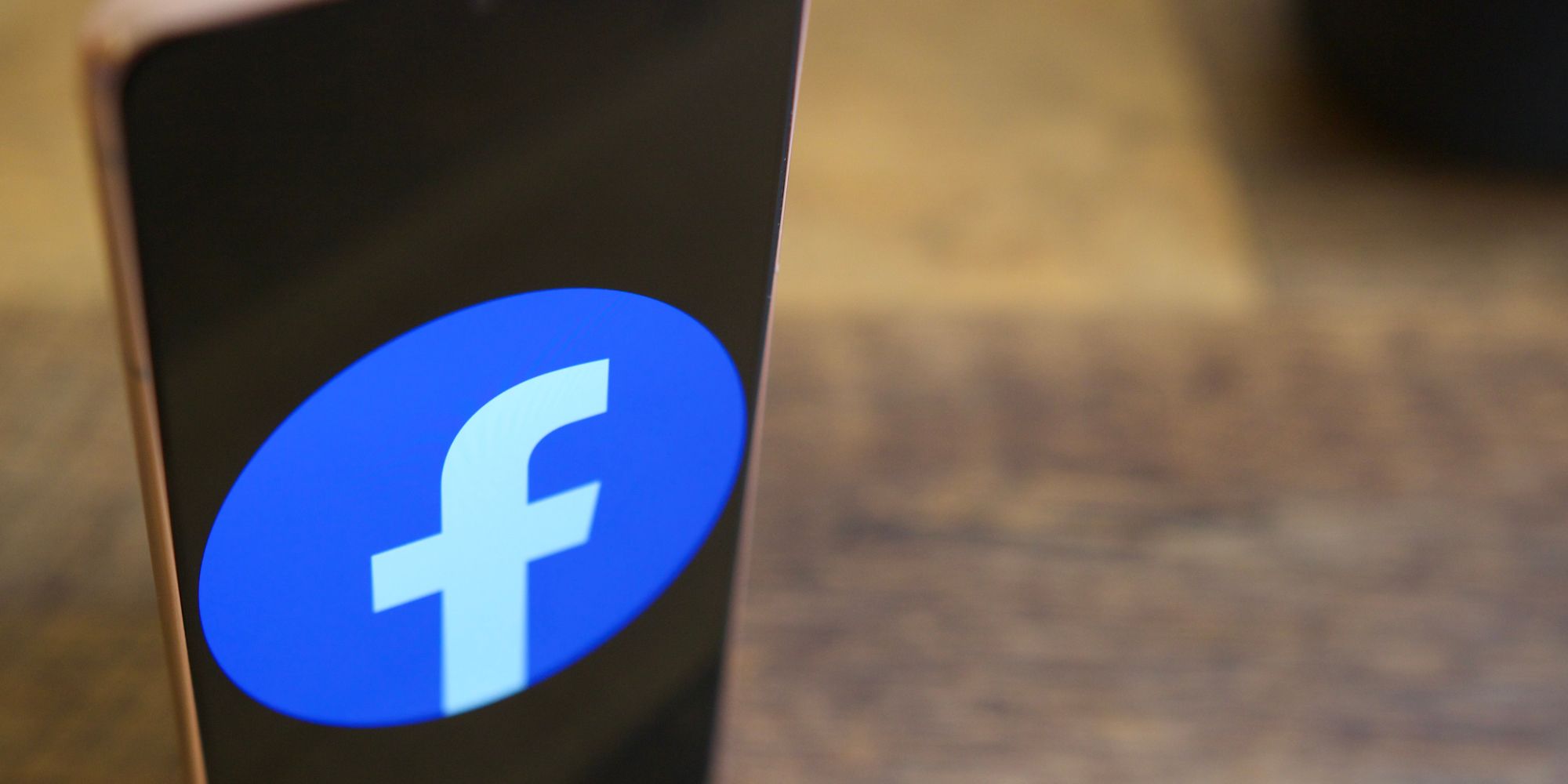 logo di facebook su uno smartphone